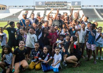 Payet foi tietado por crianças em São Januário