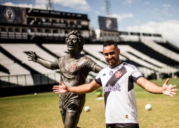 Payet ao lado da estátua de São Januário