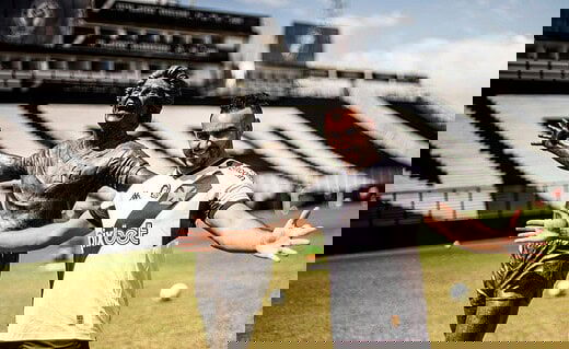 Payet ao lado da estátua de São Januário