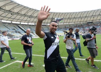 Payet no gramado do Maracanã
