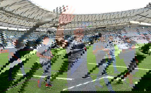 Payet no gramado do Maracanã