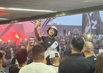 Payet na chega ao Rio de Janeiro