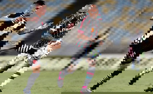 Gabriel Pec em jogo contra o Fluminense