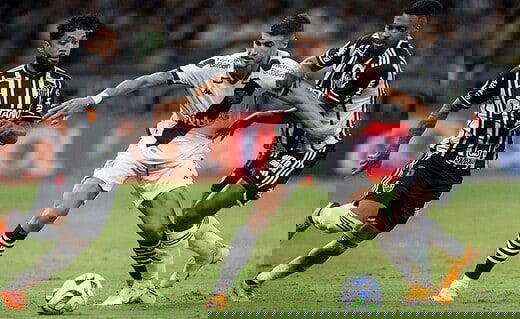 Pedro Raul contra o Atlético-MG na primeira rodada do Brasileiro