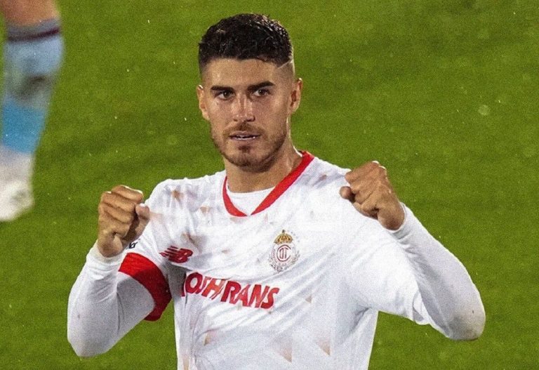 Pedro Raul comemorando gol pelo Toluca-MEX