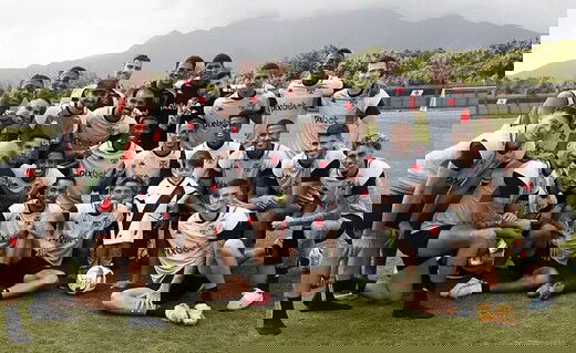 Pequeno Gui em visita ao treino do Vasco