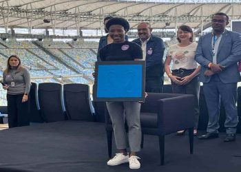 Pretinha é homenageada na calçada da fama do Maracanã