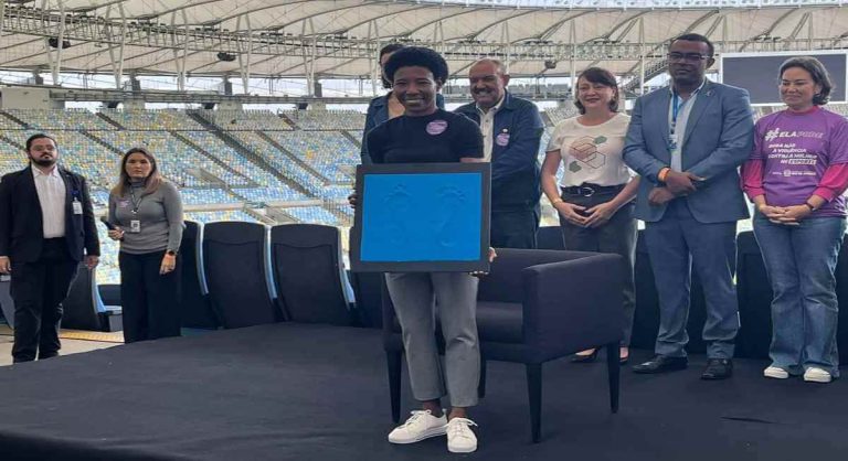 Pretinha é homenageada na calçada da fama do Maracanã