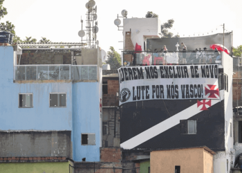 Faixa de protesto posicionada nos arredores de São Januário