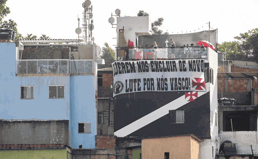 Faixa de protesto posicionada nos arredores de São Januário