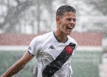 Ray em ação pelo Sub-20 do Vasco