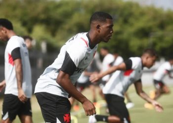Rayan em treino do profissional do Vasco