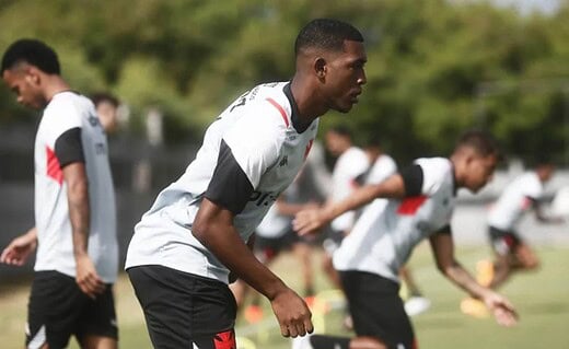 Rayan em treino do profissional do Vasco
