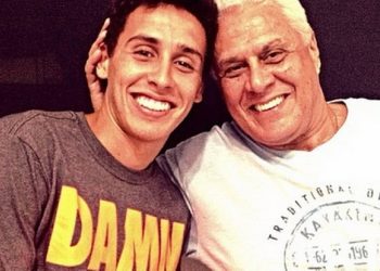 Rodrigo ao lado de Roberto Dinamite em registro antigo