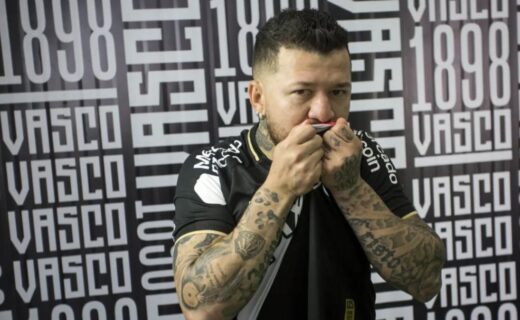 Rossi beija o escudo do Vasco