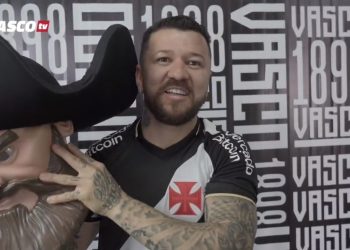 Rossi com a cabeça do mascote Almirante