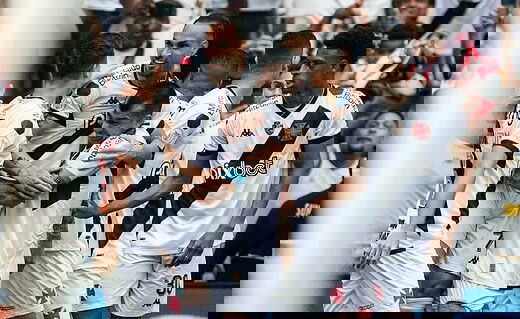 Serginho comemorando gol com os companheiros