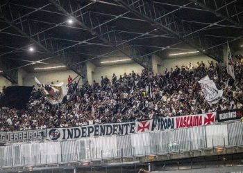 Torcida do Vasco em jogo contra o Atlético no Mineirão