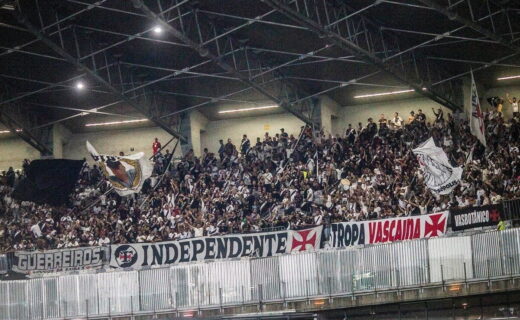 Torcida do Vasco em jogo contra o Atlético no Mineirão