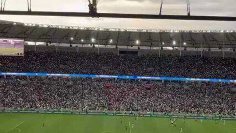 Torcida do Vasco no Maracanã no jogo contra o Atlético-MG