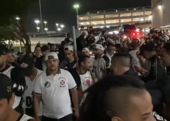 Torcida do Vasco no aeroporto para recepcionar Dimitri Payet