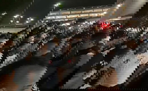 Torcida do Vasco no aeroporto para recepcionar Dimitri Payet