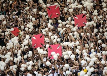 Torcida do Vasco em jogo contra o Sport no Maracanã
