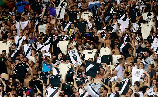 Torcida do Vasco no Maracanã no clássico contra o Botafogo