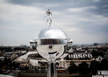 Troféu da Libertadores com São Januário ao fundo