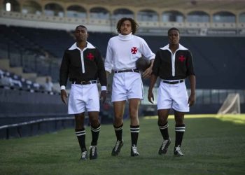 Jogadores do Sub-20 com uniformes dos Camisas Negras