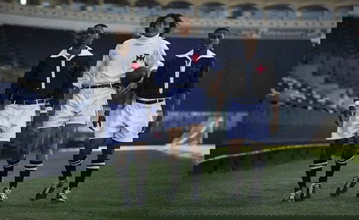 Jogadores do Sub-20 com uniformes dos Camisas Negras