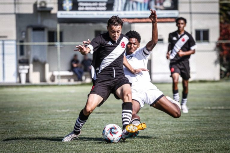 Vasco vence o Botafogo na estreia do Carioca Sub-15