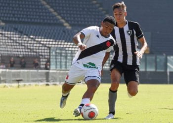 Juan em ação pelo Vasco contra o Botafogo pelo Carioca Sub-20 2022