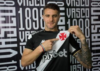 Pablo Vegetti veste camisa do Vasco