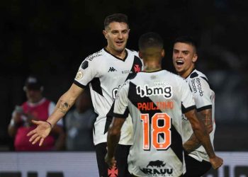 Vegetti comemorando gol com Pec e Paulinho