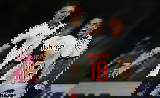 Vegetti comemorando gol com Pec e Paulinho