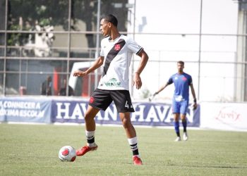 Victão em campo pelo Sub-20 do Vasco