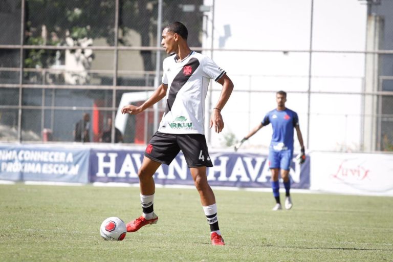 Victão em campo pelo Sub-20 do Vasco