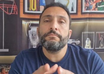 Vitor Sérgio Rodrigues em gravação para seu canal no Youtube