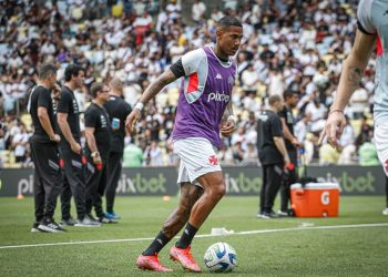 Zé Gabriel aquecendo pelo Vasco no Maracanã