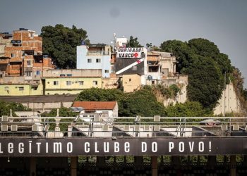 Mensagem do Vasco no Estádio de São Januário e de torcedores na Barreira