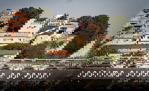 Mensagem do Vasco no Estádio de São Januário e de torcedores na Barreira