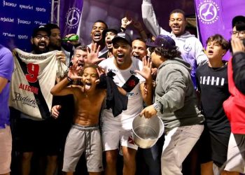 Alecgol e time comemorando vitória do Vasco