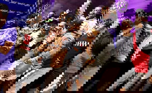 Alecgol e time comemorando vitória do Vasco