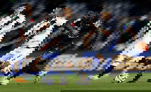 Alex Teixeira durante o jogo contra o Coritiba