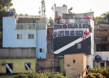 Torcedores do Vasco e moradores da Barreira deixam mensagem para o clube