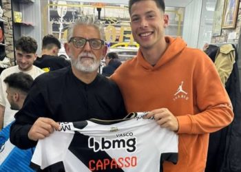 Capasso entrega camisa do Vasco a seu barbeiro na Argentina