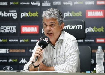Carlos Brazil durante apresentação pelo Vasco