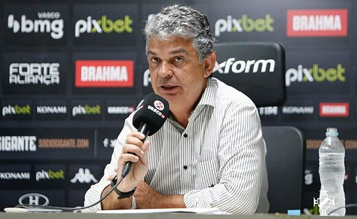 Carlos Brazil durante apresentação pelo Vasco