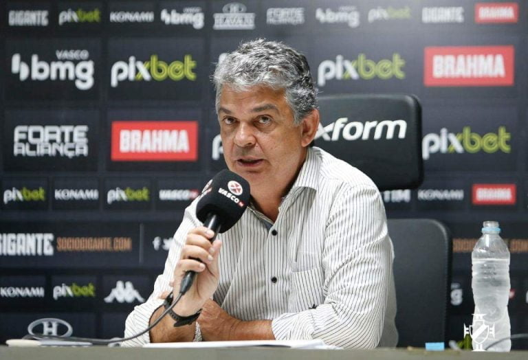 Carlos Brazil durante apresentação pelo Vasco
